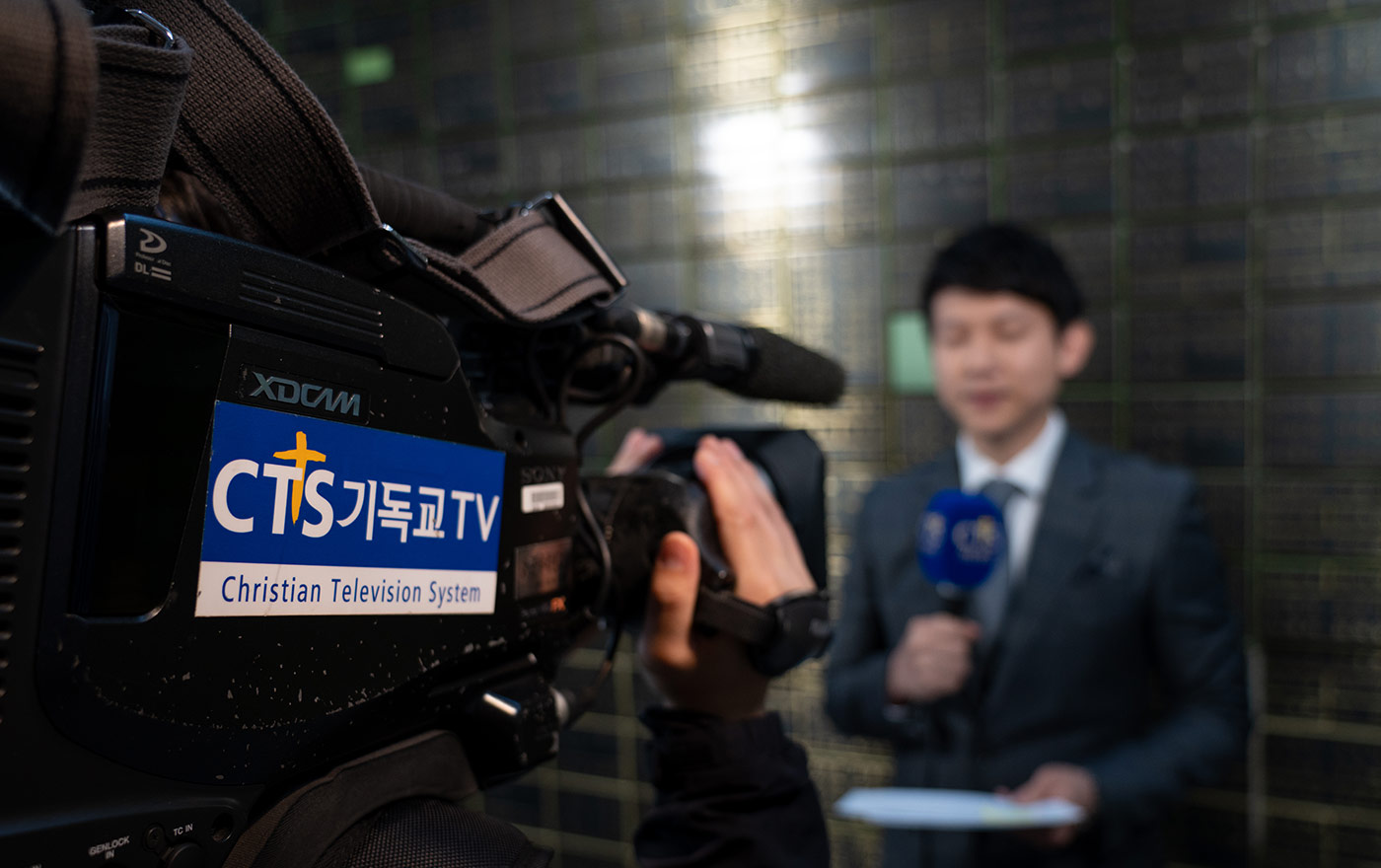 CTS 기독교 TV에서 앵커를 촬영하고 있는 모습